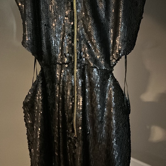 Miss Guided, sequence, mock neck, zipper back, midi dress. Size 6 - Picture 6 of 7